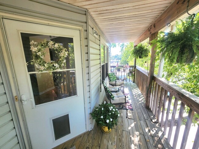 Photo - Top floor, corner unit condo off Shore Drive just two blocks from the bay!