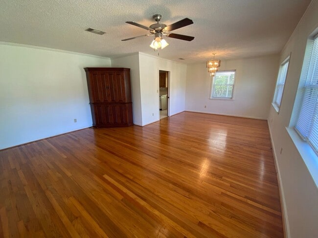 Photo - 106 N Jackson Rd