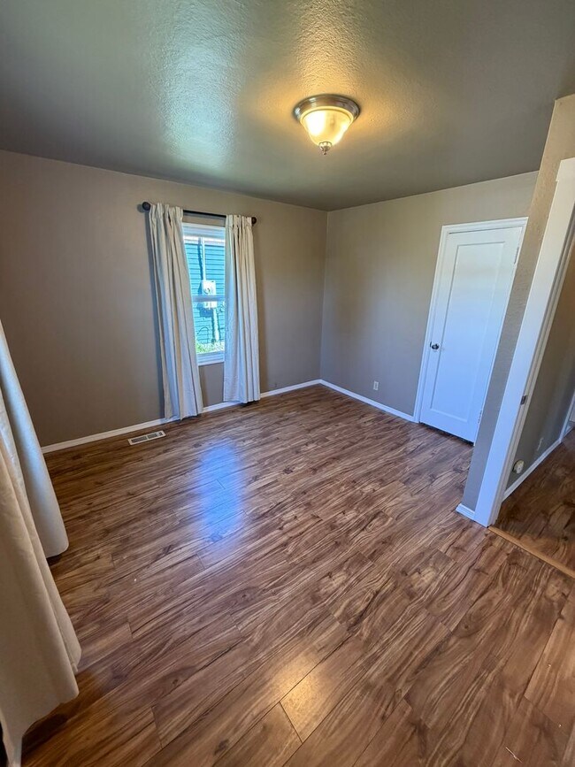 Photo - 3 Bedroom with Large yard near the Canal!
