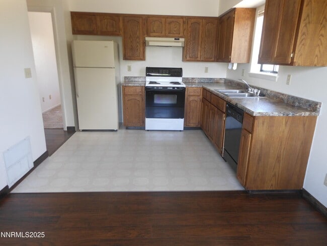 Photo - 551 Douglas St