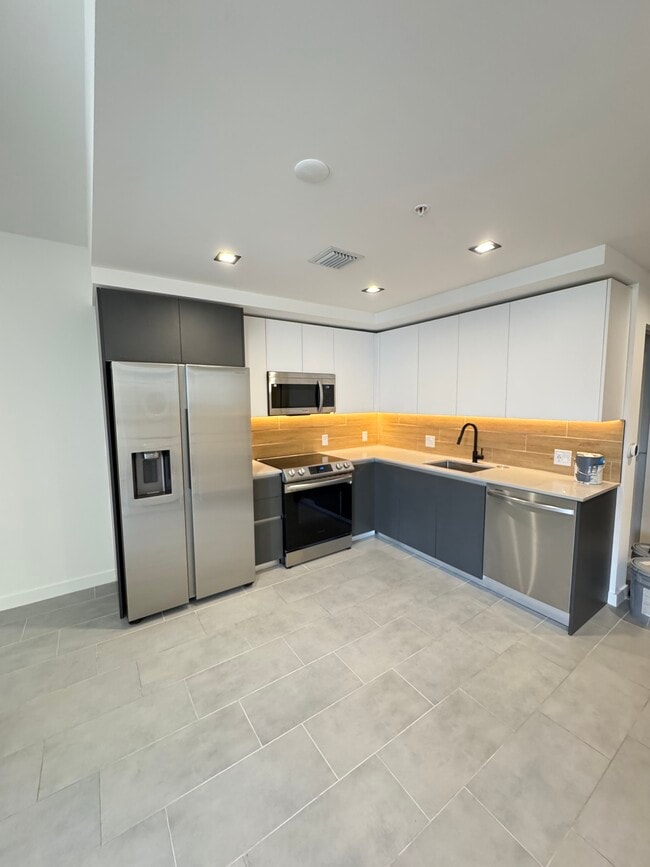 Building Photo - 70 NW 28th St Unit B1
