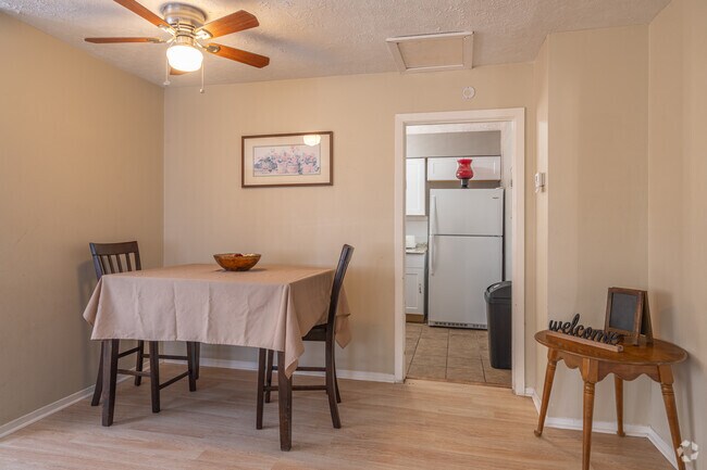 2BR, 1BA - 850SF