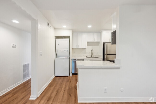 3BR, 2BA - 1100SF