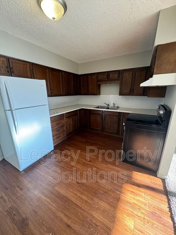 Photo - 305 E Expressway