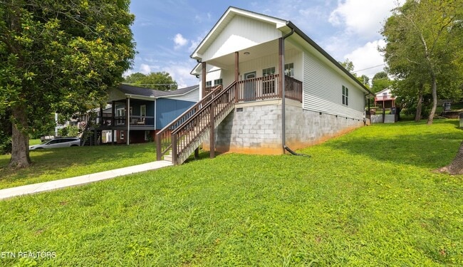 Photo - 619 Midlake Dr NE