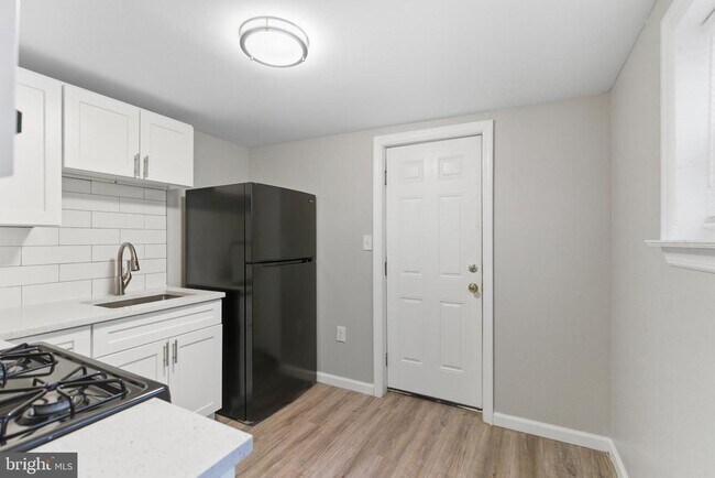 Photo - 2528 Collins St