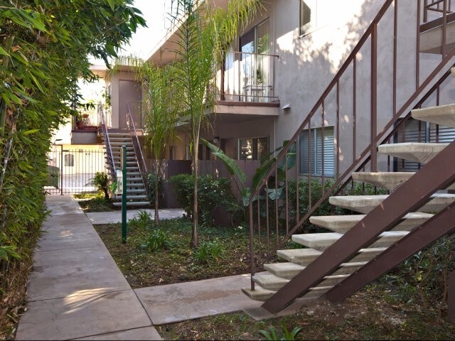 4827 Niagara Avenue San Diego, CA 92107-Elan Pacific Palms Apartment Homes Walkway
