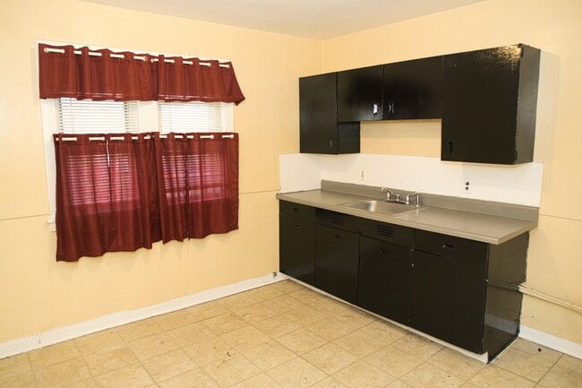 Building Photo - 865-869 Clifford Unit 3 Bed Up