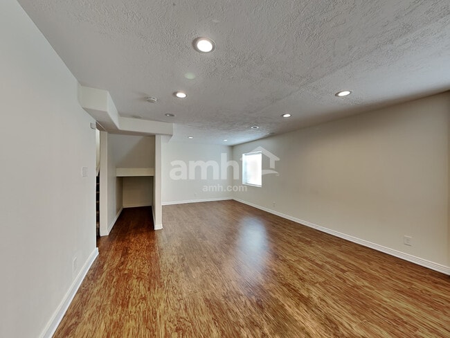 Photo - 243 W Peppermint Cir