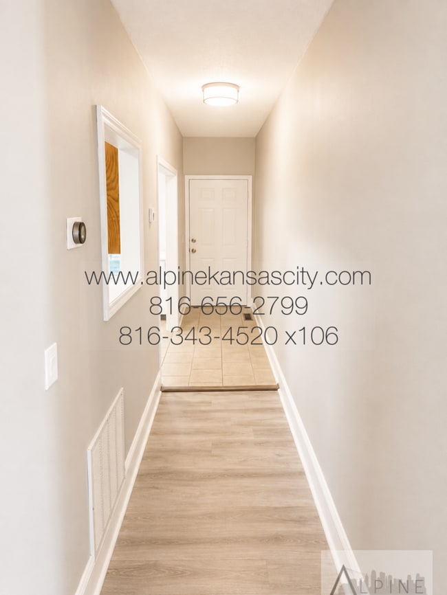 Spacious, 2 Car Garage! Great Location!