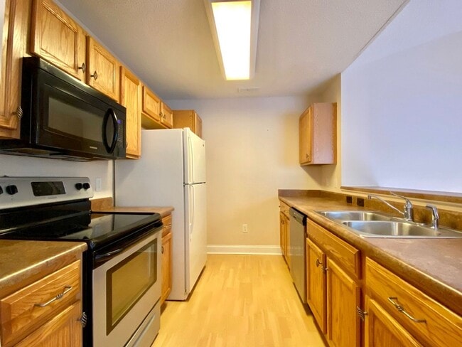Photo - 3/2 End Unit Condo in Fletcher with Pool A...