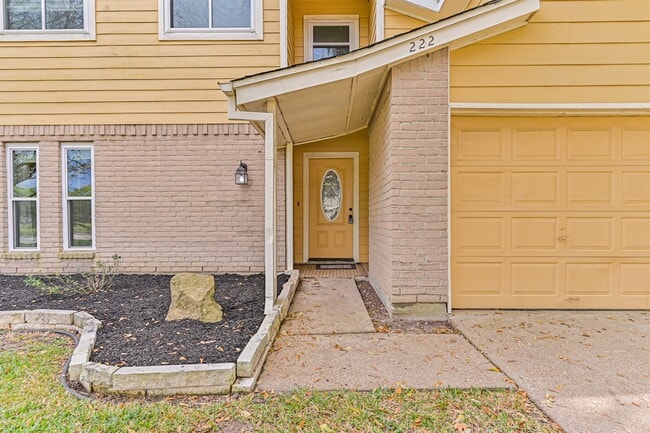 Photo - 222 Old Oaks St