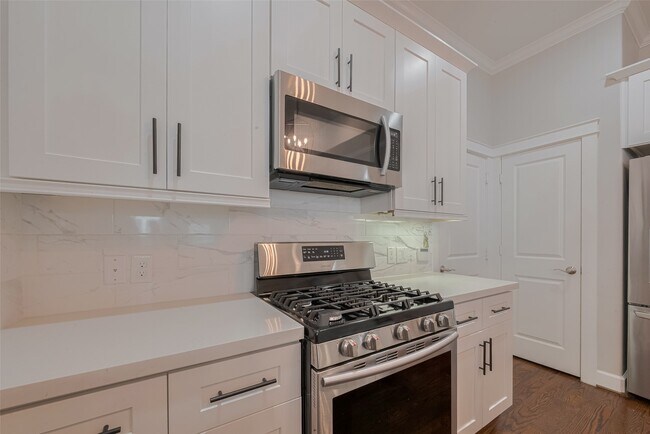 Photo - 854 W 20th St