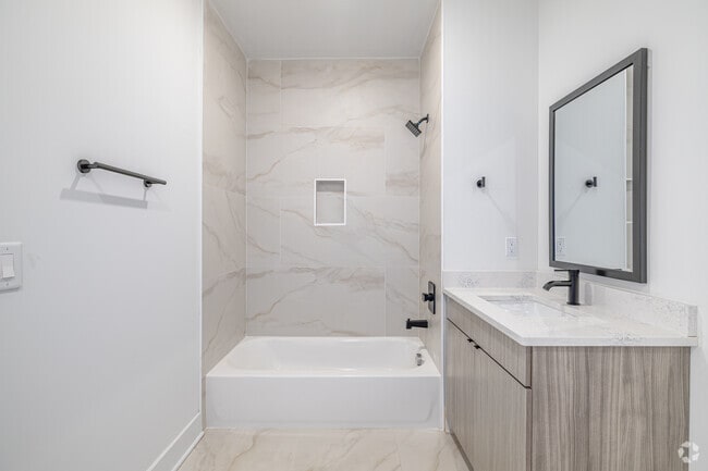 1BR, 1BA - 537SF - Bathroom