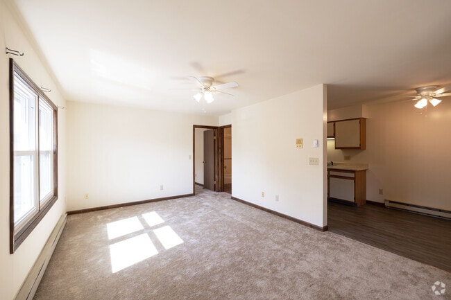 1BR, 1BA - 652SF - Living Room