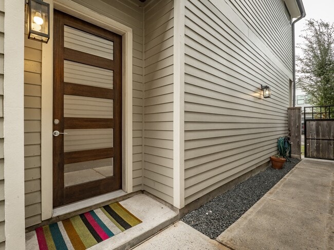 Photo - 210 E 32nd St