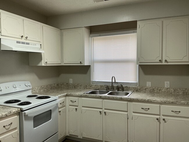 121 Iris Dr