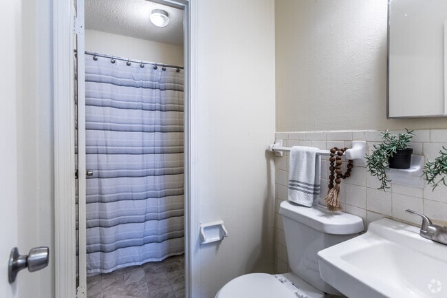 2 BR, 1.5 BA - 850SF - Rangepark Apartments