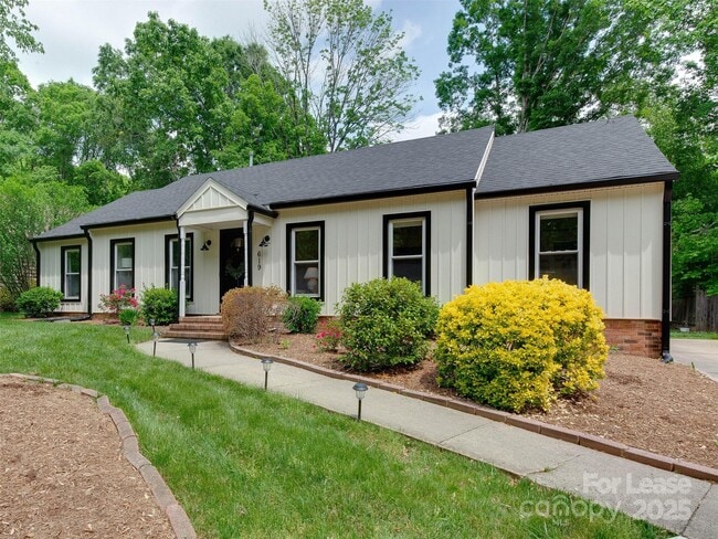 Photo - 619 Fence Post Ln