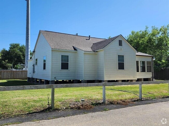 Building Photo - 400 King Edward Pl Rental