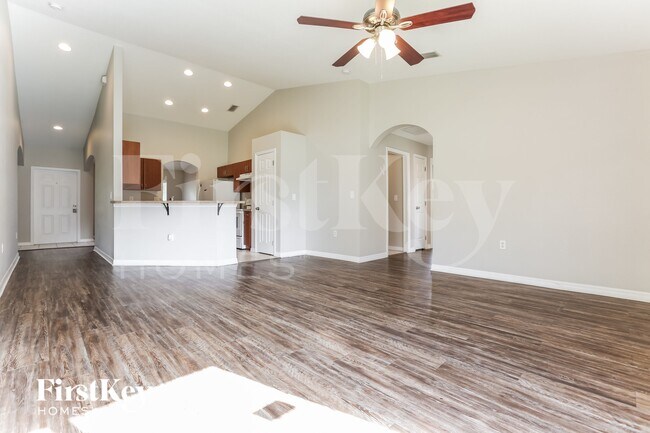 Photo - 2637 Lacroix Ave