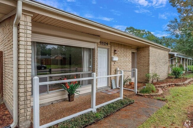 Building Photo - 1124 Helen Dr Rental