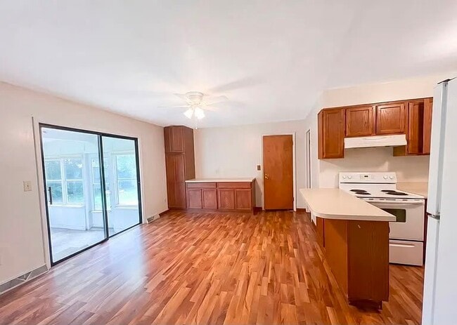 Photo - 911 Hollycrest Dr