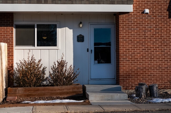 Building Photo - 1706 Palm Dr Unit 1