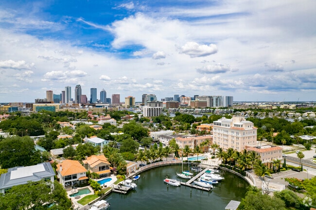 84 Davis Blvd Tampa, FL 33606