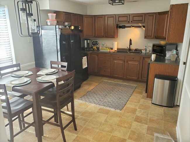 AVAILABLE MARCH 2nd... 3BR Townhome in Riv... - AVAILABLE MARCH 2nd... 3BR Townhome in Riv...