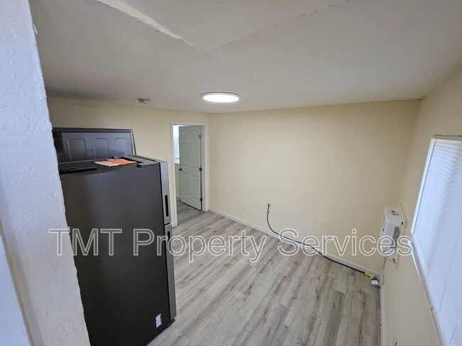 Photo - 1647 E 6th St