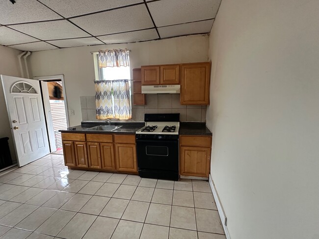 Building Photo - 1327 W Seltzer St Rental