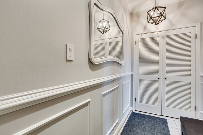 Bright entryway + discreet W/D - 1918 18TH STREET NW Unit #46