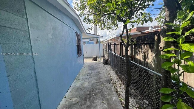 Photo - 2645 SW 33rd Ave Unit 2