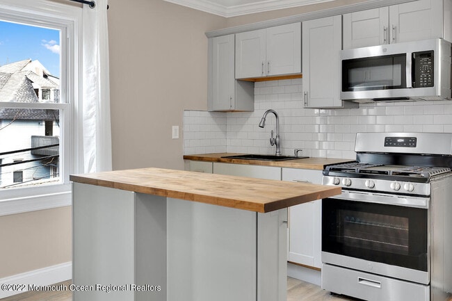 Building Photo - 907 Bond St Unit 2