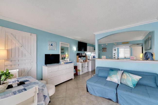 Building Photo - 445 S Gulfview Blvd Rental