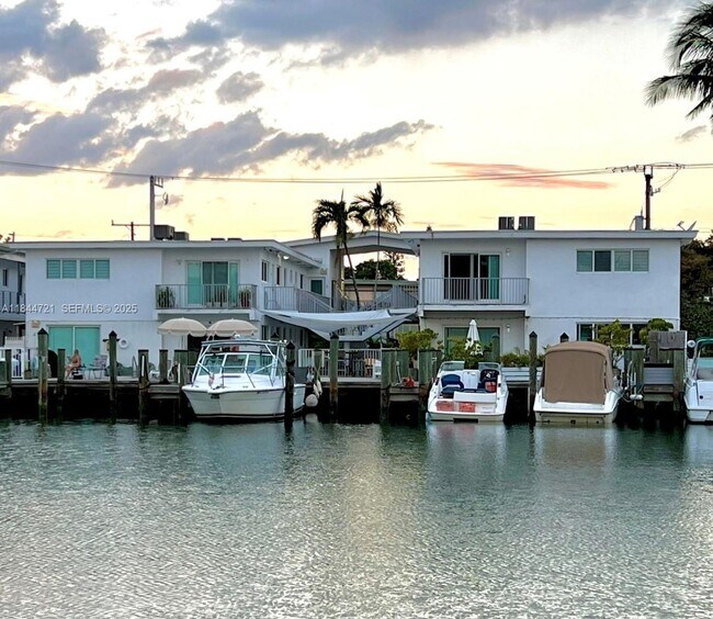 Building Photo - 8035 Crespi Blvd Unit 1