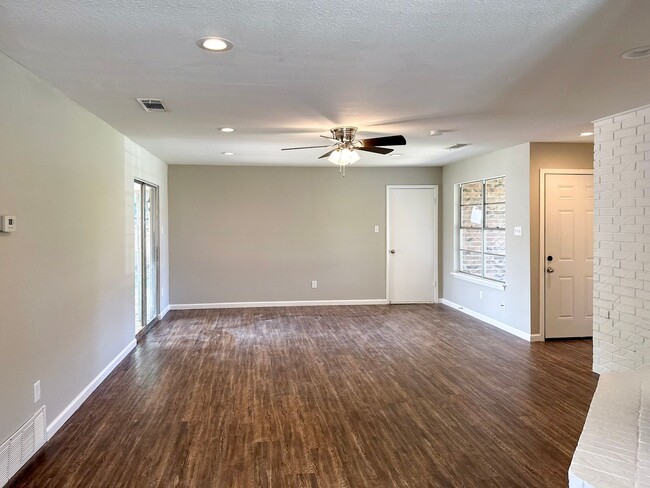 Photo - 3 Bedroom / 2 Bath / 2 Car Garage