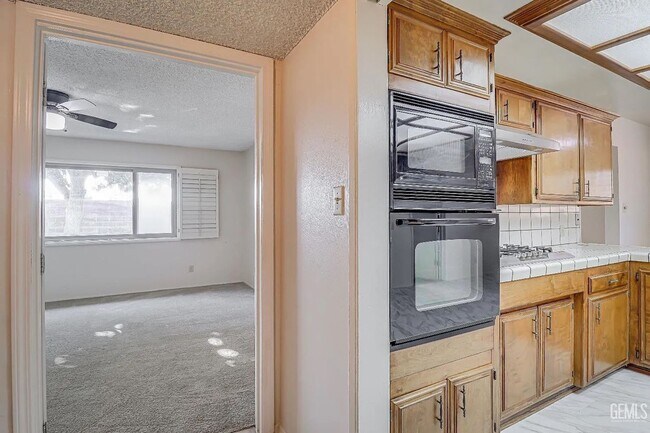 Photo - SW Home w/Garage!