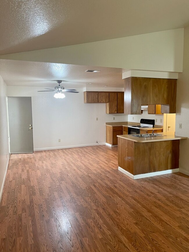 Photo - 8192-8194 Talbot Way Unidad 8192 Talbot Way