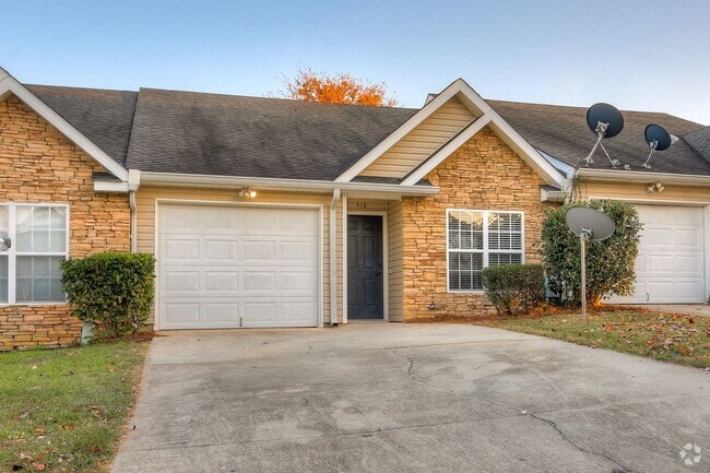 Building Photo - 3 Bedroom 2 Bath Townhouse With Garage