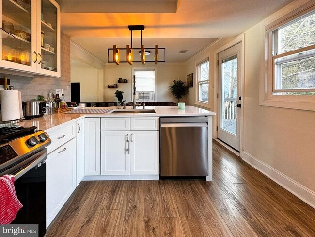 Photo - 10712 Warwick Ave