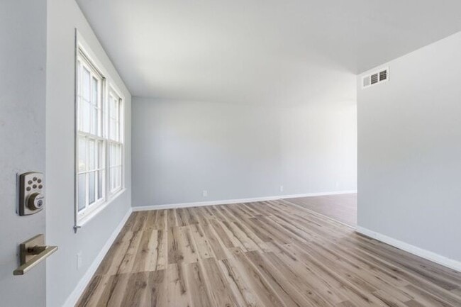 Photo - Prime Bellevue Location! 3-Bed Townhouse with 1.5 Baths
