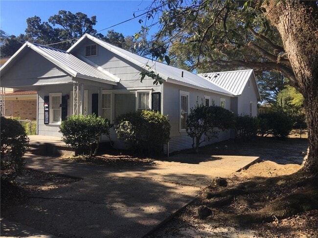 Building Photo - 423 Devon Dr