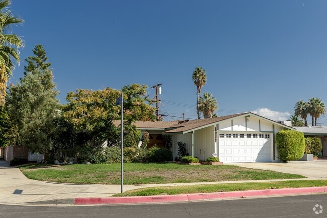 Building Photo - 3 BR 2 BA house Move in ready