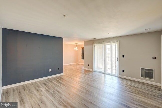 Building Photo - 8905 Stone Creek Pl Unit 102