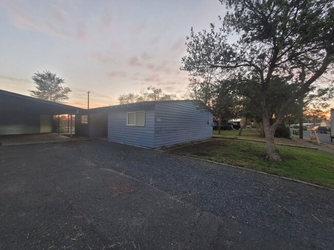 Comfortable 3 bedroom with carport in Mose... - Comfortable 3 bedroom with carport in Mose... House