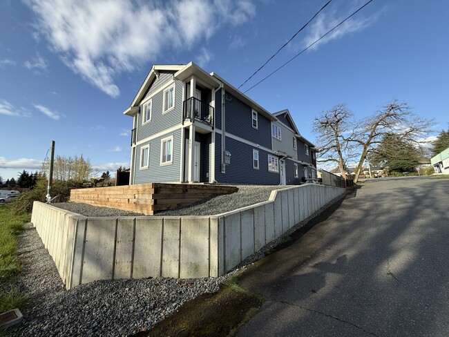 Building Photo - 450 Irwin St Unit 5