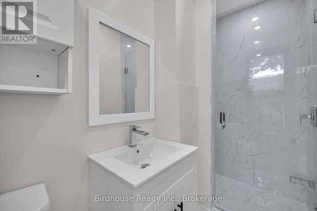Photo - 108 Lindsay St S