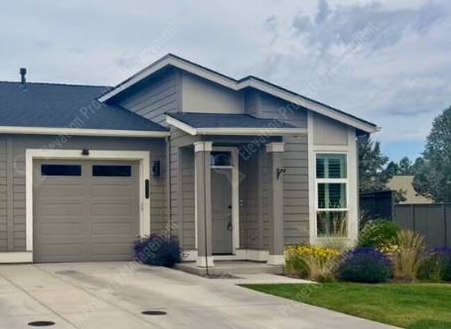 Building Photo - Modern single-level 2BR -2BA + office Home in SE Bend